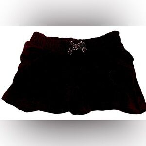 1 pair of black shorts